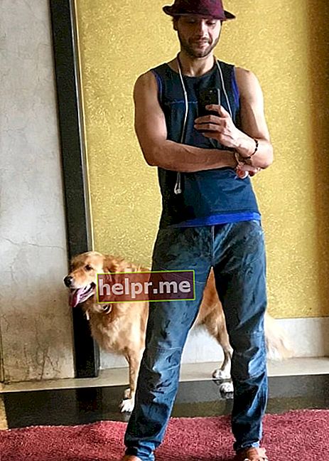 Mishal Raheja 2020. júniusában Angie kutyájával tükör szelfi készítése közben