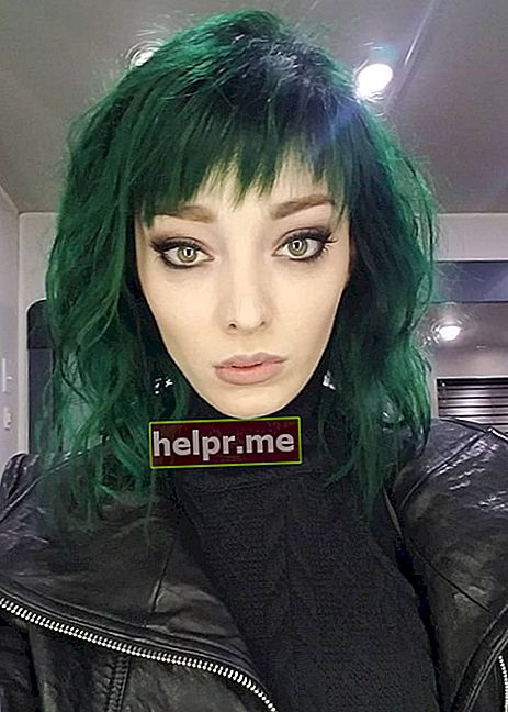 Emma Dumont luciendo cabello verde en una selfie en julio de 2018