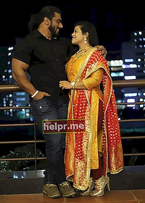 Sangram Chougule așa cum se vede într-o fotografie făcută împreună cu soția sa Snehal Sangram Chougule în ziua de naștere a acesteia, în decembrie 2019