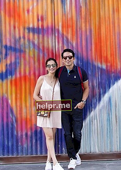 Dennisas Trillo, matomas pozuojant nuotraukoje kartu su Jennylyn Mercado „La Mer Dubai“ 2019 m. gegužės mėn.