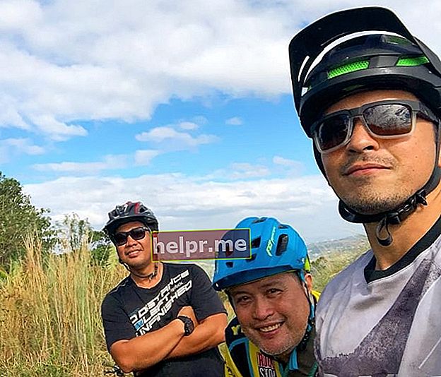 Iš kairės į dešinę – Michaelas Sanvictoresas, Williamas Erwinas Benipayo ir Dennisas Trillo, kaip matyti asmenukėje, darytoje ant Antenos kalno Binangonan, Rizal, Filipinai 2019 m.