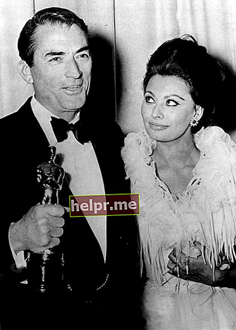 ग्रेगरी पेक जैसा कि 1963 में अकादमी पुरस्कारों में सोफिया लॉरेन के साथ देखा गया था