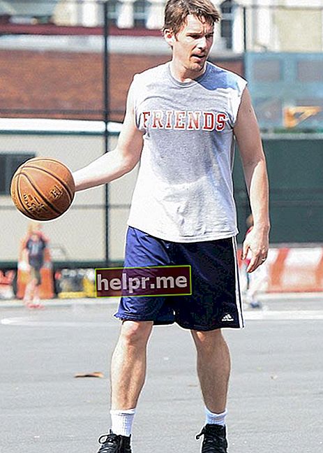 Ethan Hawke demuestra su forma física con un partido de baloncesto en Nueva York en 2016