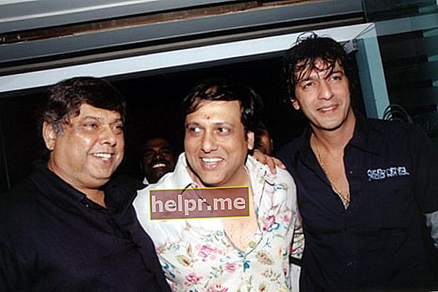 Van links naar rechts - David Dhawan, Govinda en Chunky Pandey op het verjaardagsfeest van Bobby Deol