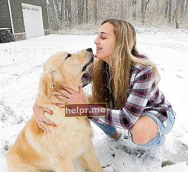 Karli Reese este văzută într-o imagine cu câinele ei în timp ce se bucura de zăpadă în noiembrie 2019
