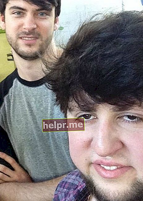 JonTron (dreapta) și Sam Thorne într-un selfie în martie 2014