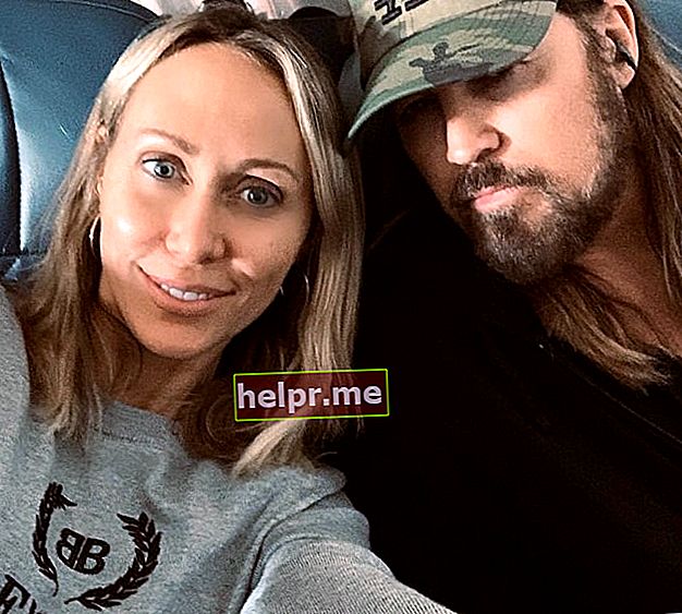 Tish Cyrus como se ve mientras se toma una selfie con su esposo, Billy Ray Cyrus, en abril de 2019
