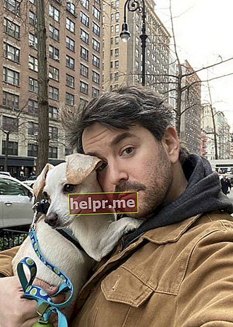 Alex Brightman într-un selfie cu câinele său, așa cum s-a văzut în februarie 2020