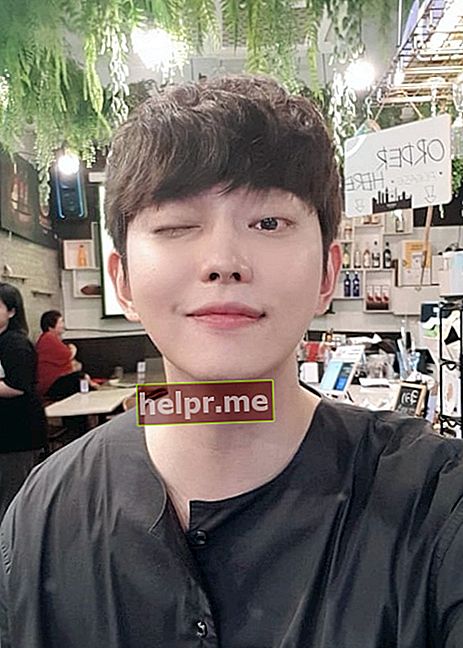 Yoon Kyun-sang tal com es va veure mentre feia l'ullet en una selfie el juliol del 2019