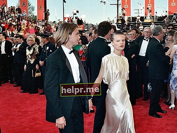 29 मार्च, 1989 को 61वें वार्षिक अकादमी पुरस्कारों में रेड कार्पेट पर ली गई एक तस्वीर में रिवर फीनिक्स जैसा कि मार्था प्लिम्प्टन के साथ देखा गया