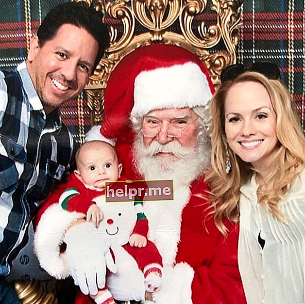 केली अस्तबल लॉस एंजिल्स, कैलिफोर्निया, संयुक्त राज्य अमेरिका में अपने परिवार के साथ क्रिसमस की तस्वीर के लिए प्रस्तुत करते हुए देखा गया