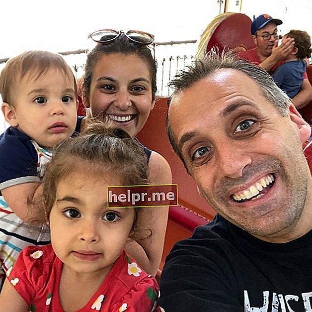 जून 2018 में ननली के हिंडोला में अपनी पत्नी बेसी गट्टो और बच्चों के साथ एक सेल्फी में जो गट्टो