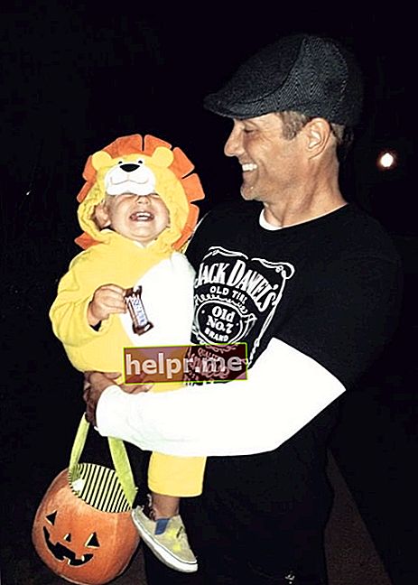 Rob Estes como se ve en una foto tomada en Santa Mónica, California con su hijo menor tomada en el pasado en Halloween