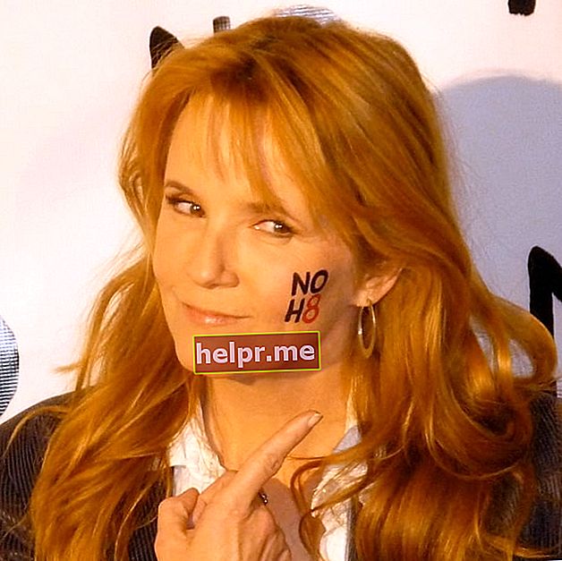 Lea Thompson como se ve en una foto tomada mientras promocionaba la Campaña NOH8 el 4 de enero de 2009