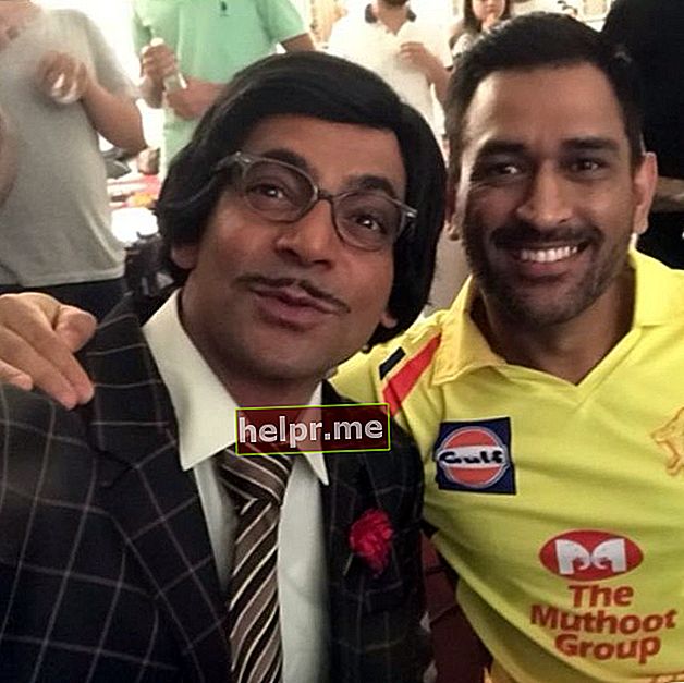 Sunil Grover zoals gezien poseren met Mahendra Singh Dhoni in 2020