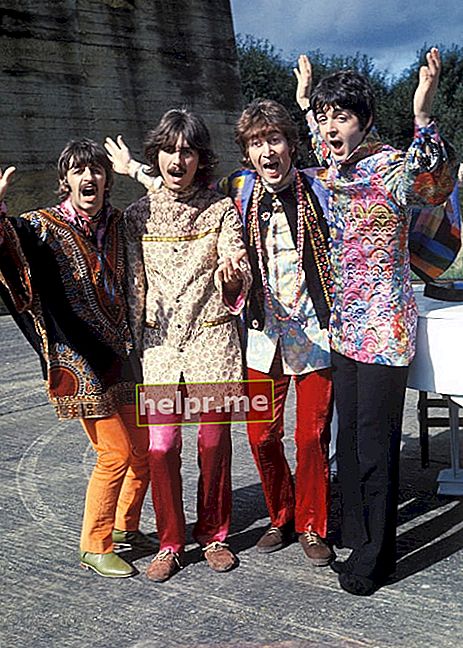 De izquierda a derecha: Ringo Starr, George Harrison, John Lennon y Paul McCartney como se ve durante el Magical Mystery Tour de The Beatles.