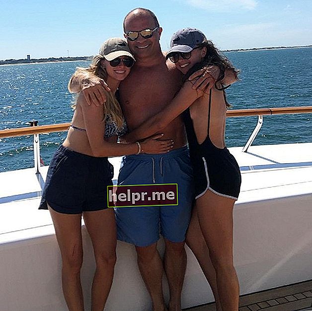 डोमी को अपनी बेटियों कार्लिन और एवरी के साथ नान्टाकेट हार्बर में बाँधें जैसा कि अगस्त 2016 में देखा गया था