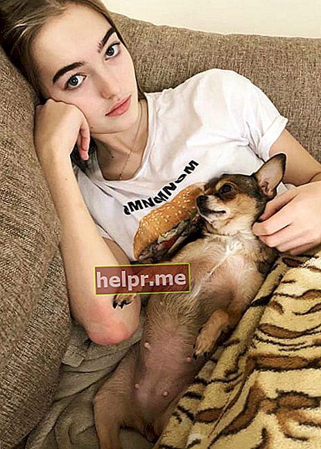 अनास्तासिया बेज्रुकोवा अपने कुत्ते के साथ जैसा कि जनवरी 2020 में देखा गया है