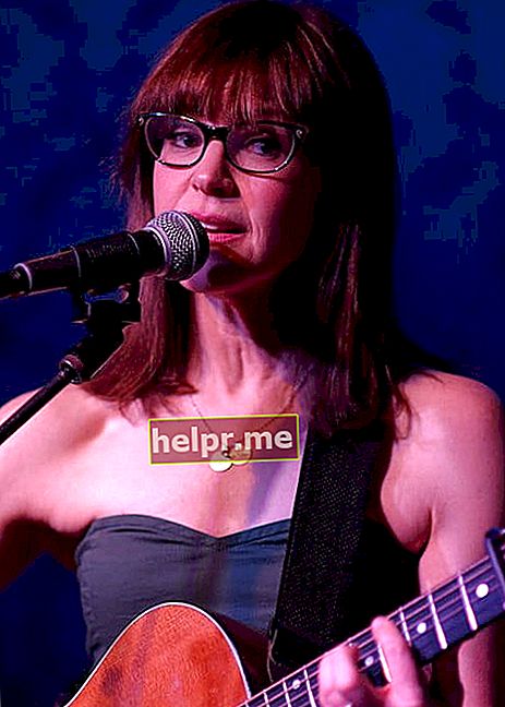 Lisa Loeb cântă live la Saint Rocke în aprilie 2015