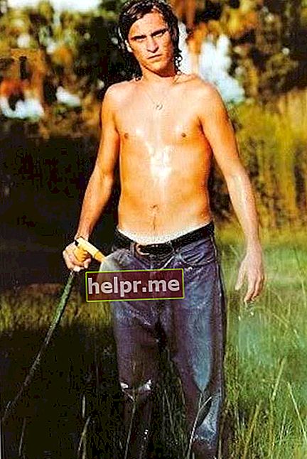 Joaquin Phoenix corp fără cămașă