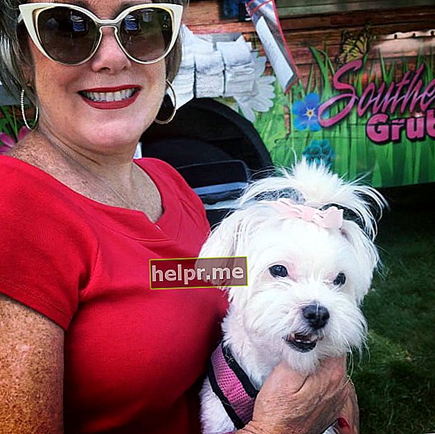 كاثي نسبيت شتاين مع كلبها كما شوهد في أغسطس 2017