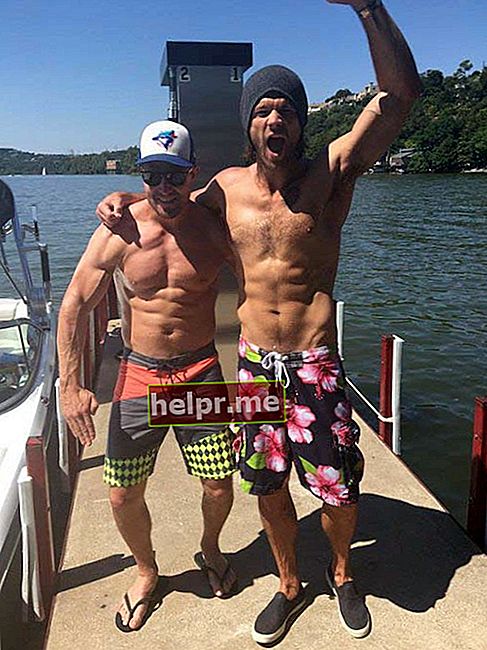 Jared Padalecki con el también actor de CW, Stephen Amell en agosto de 2015. Los dos hombres publicaron fotos sin camisa para promover la conciencia de la campaña AKF de Jared.