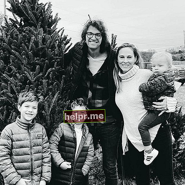 Luke Smallbone poserar för kameran tillsammans med sin familj i december 2019