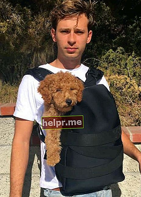 Flume com seu cachorro como visto em setembro de 2018