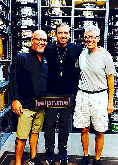 ब्रैड फिशेट्टी जैसा कि जून 2017 में एलएफओ ड्रमर टिम और फ्लोयड के साथ एक तस्वीर में देखा गया है