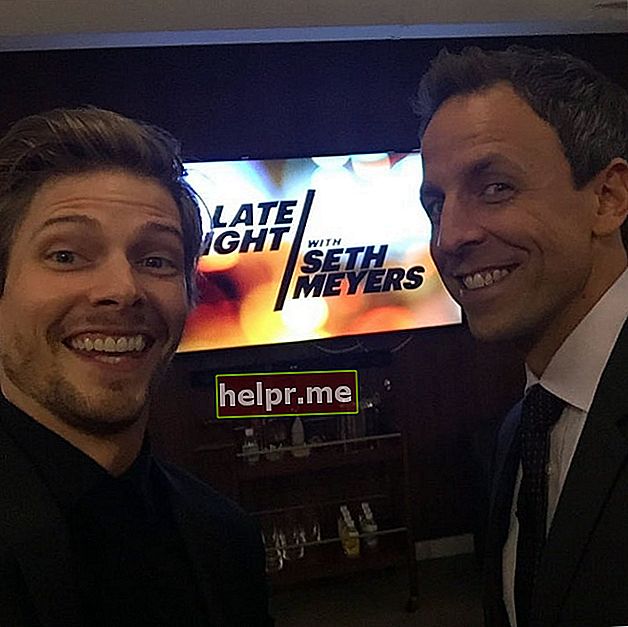 Hunter Parrish (stânga) așa cum se vede într-o imagine împreună cu Seth Meyers în noiembrie 2015
