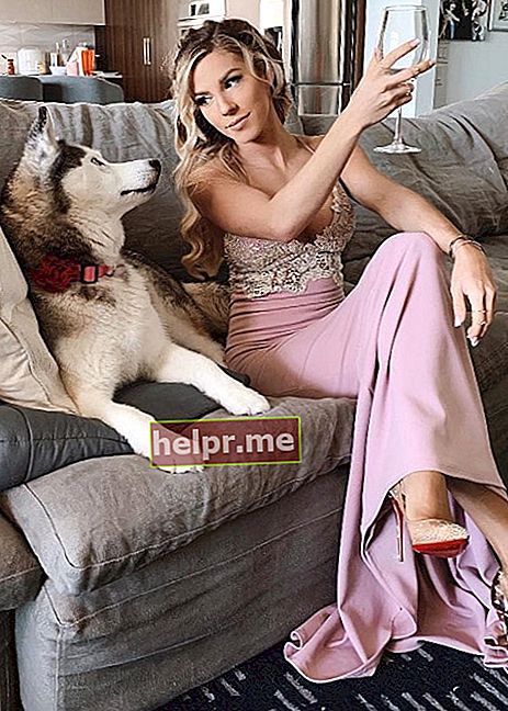 هايدي سومرز مع كلبها كما شوهد في أبريل 2019