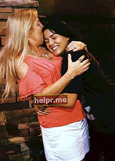 Megan Batoon abrazando a su madre en un fuerte abrazo en mayo de 2018