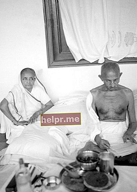 المهاتما غاندي كما يظهر في صورة مع زوجته كاستورباي غاندي أثناء القراءة