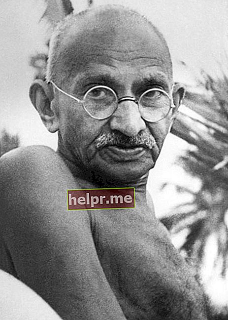 Mahatma Gandhi como se ve en una fotografía tomada en la playa de Juhu, Mumbai en mayo de 1944