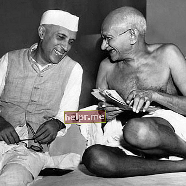 المهاتما غاندي في صورة تم التقاطها مع جواهر لال نهرو بينما كانوا يمزحون خلال اجتماع مؤتمر عموم الهند في مومباي في 6 يوليو 1946