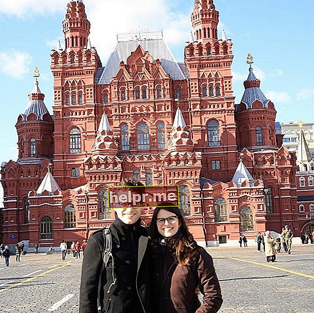 Bryan Dechart a fost văzut în timp ce poza pentru o imagine alături de Amelia Rose Blaire la Kremlin Moscova, situată în Rusia în ianuarie 2019