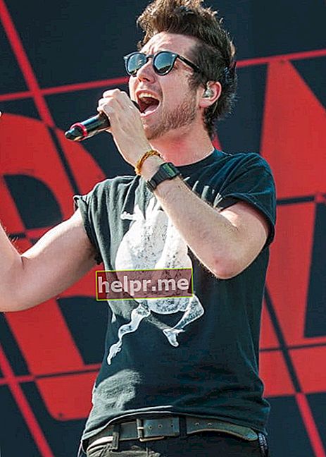 Dan Smith durant una actuació al Rock im Park Festival el juny de 2015