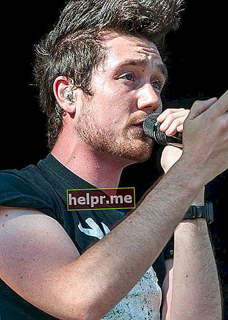 Dan Smith trong một buổi biểu diễn vào tháng 6 năm 2015