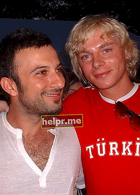Tarkan (à esquerda) como visto em uma foto ao lado de Steiner Kristóf