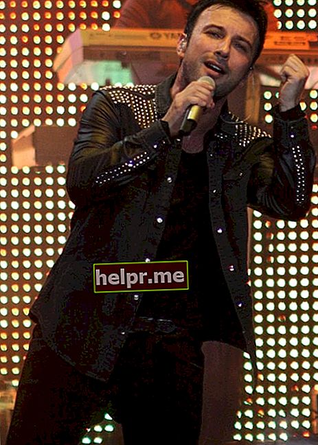 טרקן כפי שנראה בעת הופעה במהלך אירוע באפריל 2011