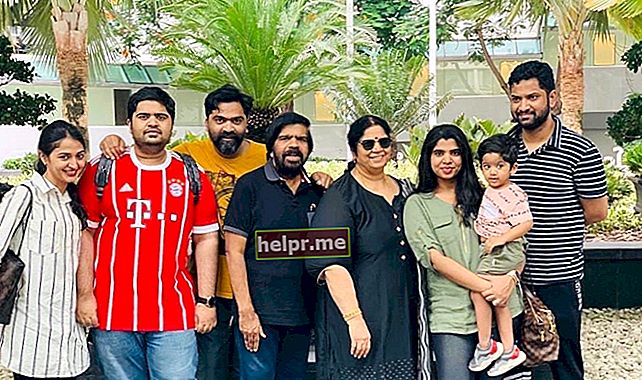 Skådespelaren Silambararsan tillsammans med sina familjemedlemmar sett i Bangkok, Thailand 2019