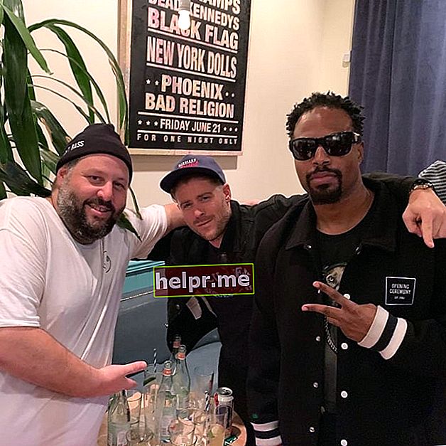 Shawn Wayans como se ve en una foto tomada con Jonny Abrahams y Mike B en The Friends Bar en mayo de 2019