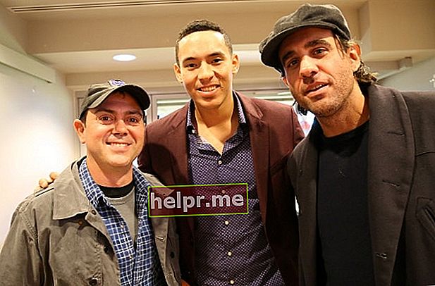 Joe Lo Truglio (stânga) cu Carlos Correa și Bobby Cannavale (dreapta) văzuți în octombrie 2015
