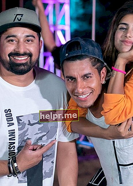 Rannvijay Singh junto con los finalistas de la temporada 12 de Splitsvilla como se vio en 2020