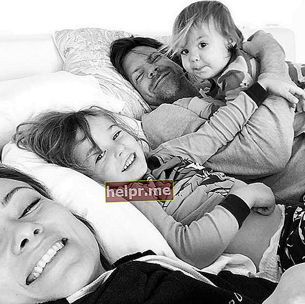 אוליביה ווילד וג'ייסון סודייקיס עם שני ילדיהם במרץ 2018