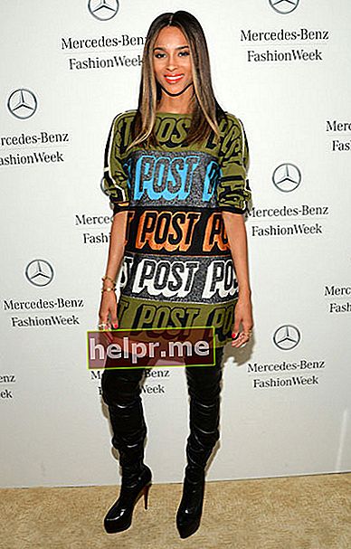 Ciara la New York Fashion Week primăvara 2014 arătând rochia lui Bernhard Willhelm toamna anului 2013