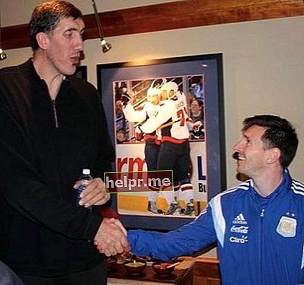 Gheorghe Mureșan este văzut în timp ce dădea mâna cu fotbalistul profesionist argentinian, Lionel Messi