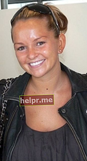 Jennifer Ellison zâmbește pentru cameră în iunie 2009