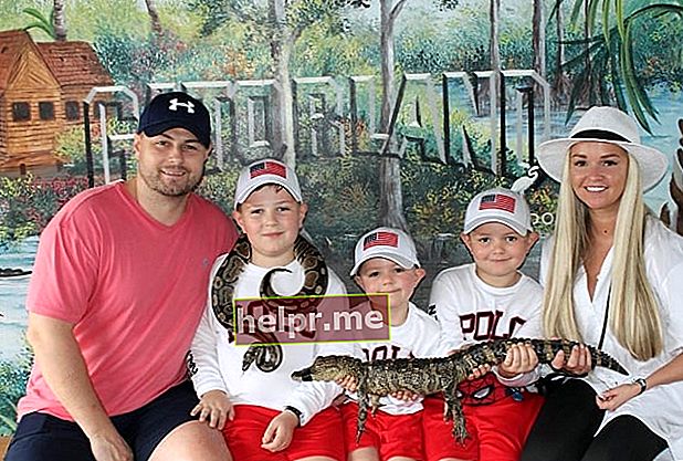Jennifer Ellison a fost văzută în timp ce poza pentru o fotografie alături de familia ei la Gatorland din Orlando, Florida, în decembrie 2019