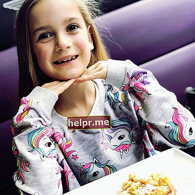 Tilly Mills a fost văzut în timp ce zâmbea pentru o fotografie în timp ce se bucura de mărul ei se sfărâmă la Creams Cafe Windsor din Berkshire, Anglia, Regatul Unit în mai 2019